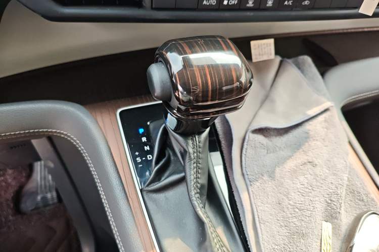 Used Toyota SIENNA 2024 2.5L Hybrid Comfort Edition Gear Lever
