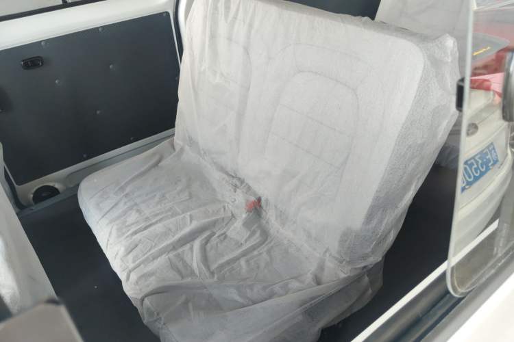 Used Wuling Yangguang 2024 300KM Comfort Version Passenger Van 75kW