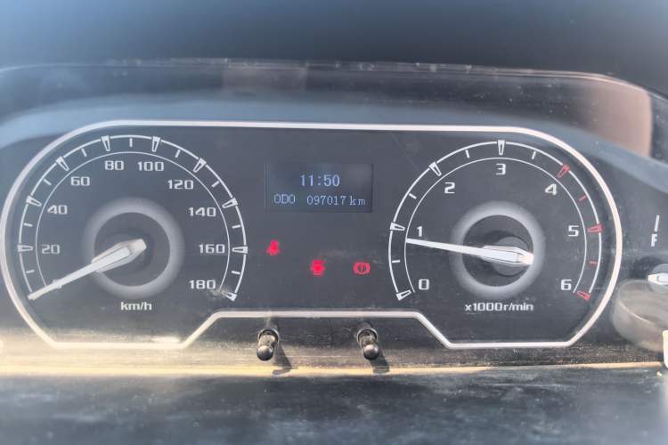 Used SAIC MAXUS Xintu V80 2018 2.5T 6-Speed Manual Aoyuntong Facelifted Short Wheelbase Mid-Height 5-6-Seater Odometer Close Up