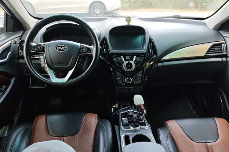 Used BYD Qin New Energy 2015 1.5T Dual-Crown Flagship Plus Edition
