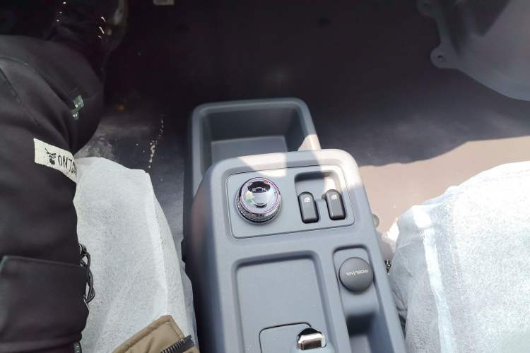 Used Wuling Yangguang 2024 300KM Comfort Version Passenger Van 75kW