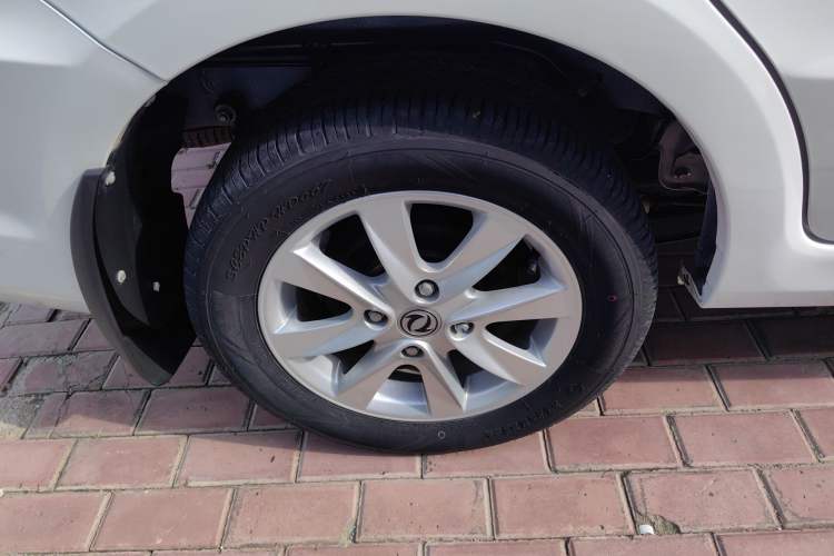 Used Dongfeng Fengon 330 2019 1.5L 330S Manual Comfort Version China VI Standard Right Rear Wheel Hub