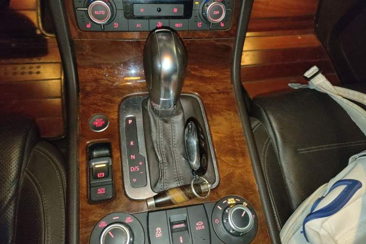 Used Volkswagen Touareg 2011 3.0 TSI Luxury Edition Gear Lever