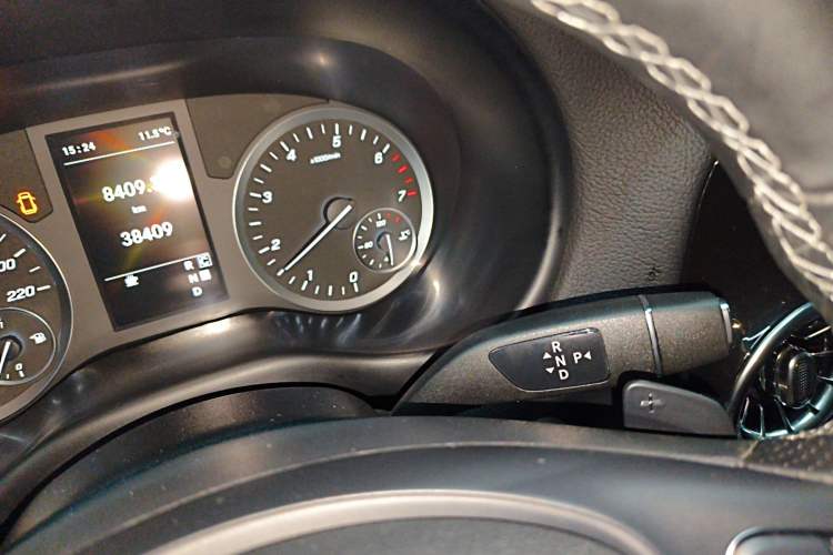 Used Mercedes-Benz Vito 2023 2.0T Elite Version 7 Seats Gear Lever