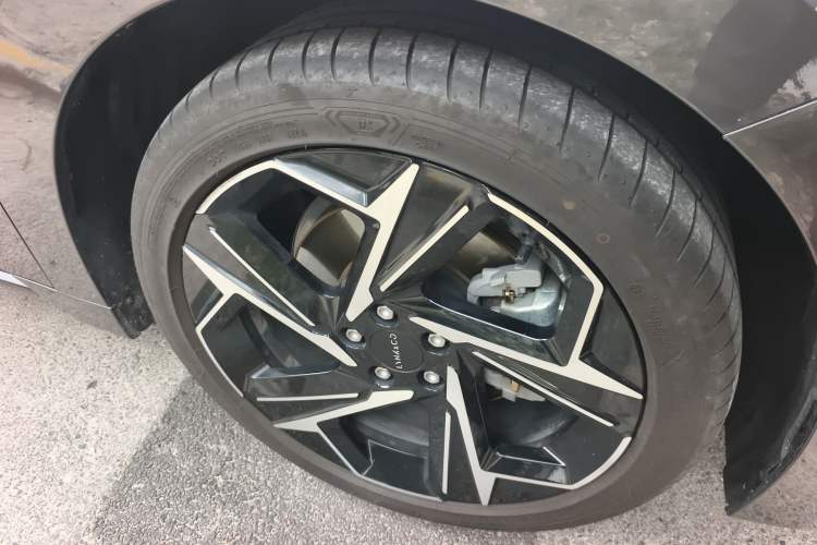 Used Lynk & Co 07 2024 EM-P 126 Long-Range Halo Right Front Wheel Hub