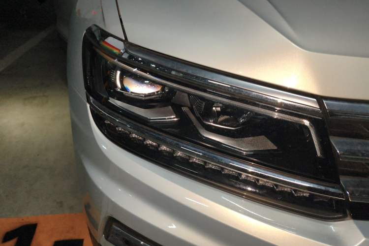 Used Volkswagen Tiguan L 2017 380TSI Automatic All-Wheel Drive Supreme Flagship Edition Right Front Headlight