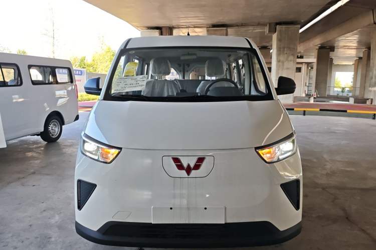 Used Wuling Yangguang 2024 300KM Comfort Version Passenger Van 75kW