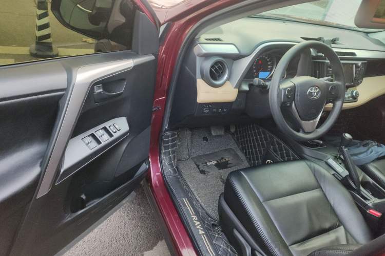 Used Toyota RAV4 2016 2.0L CVT Two-Wheel Drive Fashion Edition China V Standard
