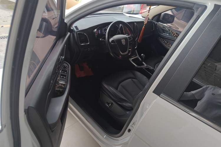 Used Baojun 560 2015 1.8L manual luxury version Driver Seat