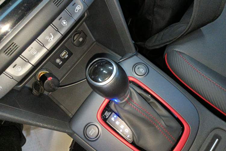 Used Hyundai ENCINO 2018 1.6T Dual-Clutch ZhiPao Edition China V Standard Gear Lever