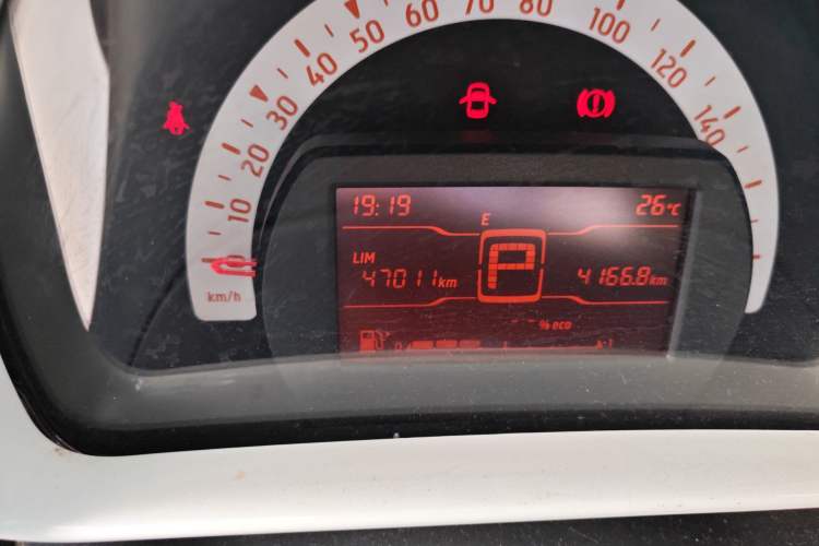 Used smart forfour 2016 1.0L 52 kW Dynamic Edition Odometer Close Up