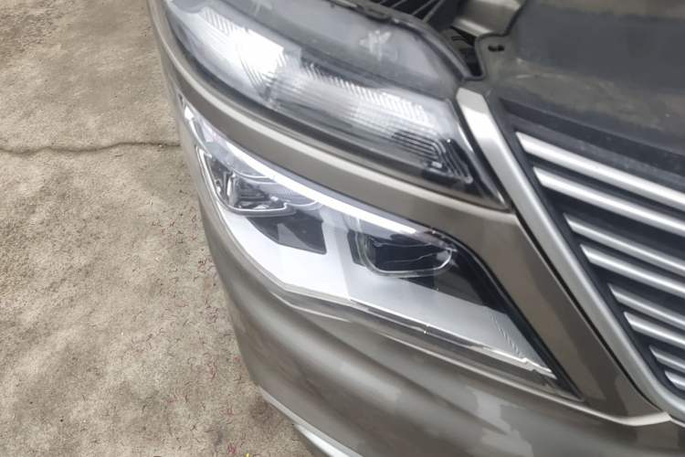 Used FORTHING Lingzhi 2022 M5 1.6L Practical 7-Seater Right Front Headlight