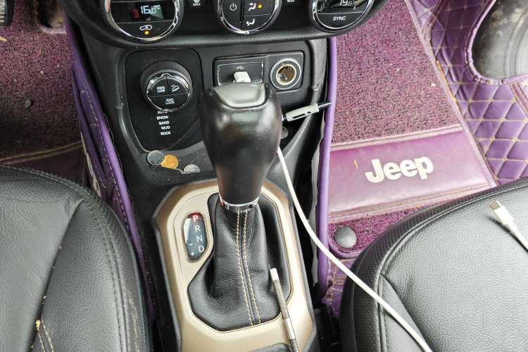 Used Jeep Renegade 2017 180TS Automatic All-Wheel Drive Versatile Edition Gear Lever