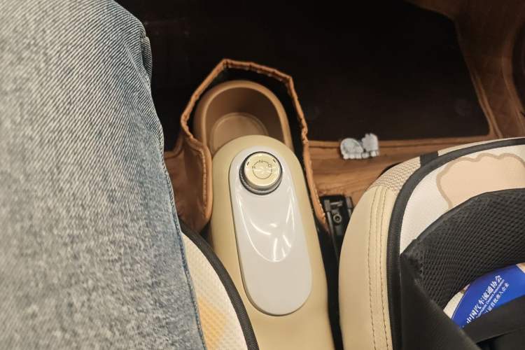 Used Wuling Hongguang MINIEV 2025 Four-Door Version Advanced Edition Gear Lever