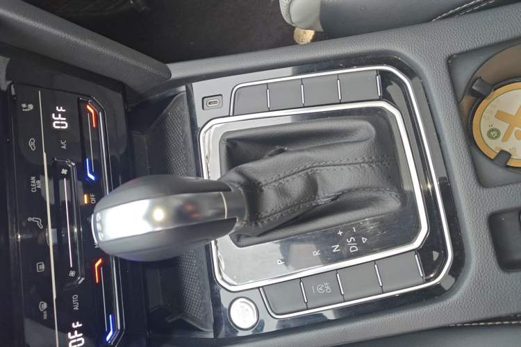 Used Volkswagen Magotan 2023 2 Million Units Commemorative Edition 330TSI DSG Luxury Version Gear Lever