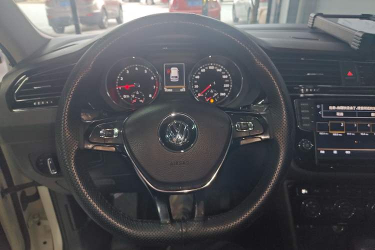 Used Volkswagen Tiguan L 2018 330TSI Automatic Two-Wheel Drive Flagship Edition Steering Wheel