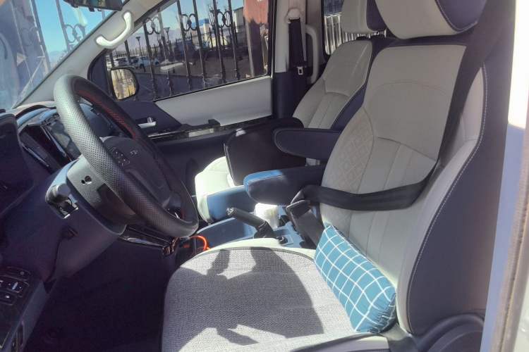 Used FORTHING Lingzhi PLUS 2023 2.0L Manual Luxury CNG 7-Seater Left Front Seat