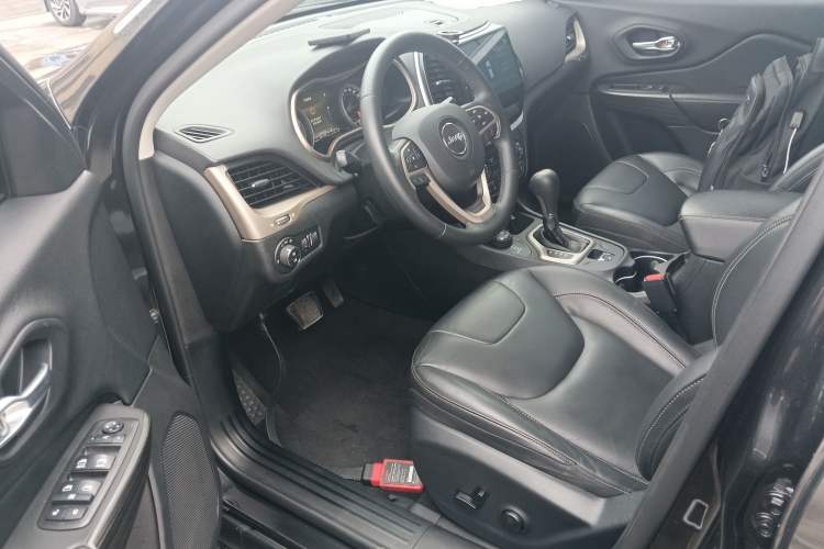 Used Jeep Cherokee 2016 2.4L Professional Edition Driver Seat