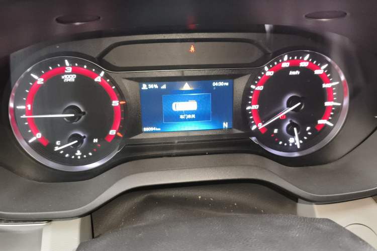 Used SAIC MAXUS Xintu V90 2022 2.0T AMT Yunjie Front-Wheel-Drive Short Wheelbase Mid-Roof Design with Single Rear Tire and 6 Seats