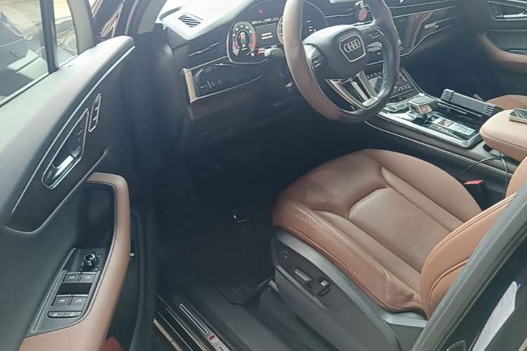 Used Audi Q7 2021 55 TFSI quattro S line Sport model
