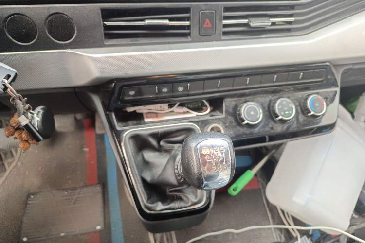 Used Dongfeng Yufeng 2023 V9+ 2.3T Manual Rear-Drive Dual Rear Tires Long Wheelbase High-Roof 3-Seater Cargo Van Gear Lever