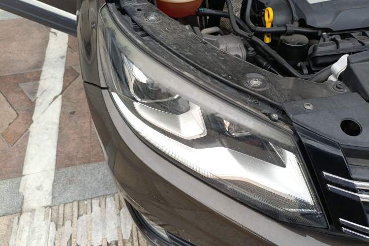 Used Volkswagen Tiguan 2015 1.8TSI Automatic Two-Wheel Drive Luxury Model Right Front Headlight