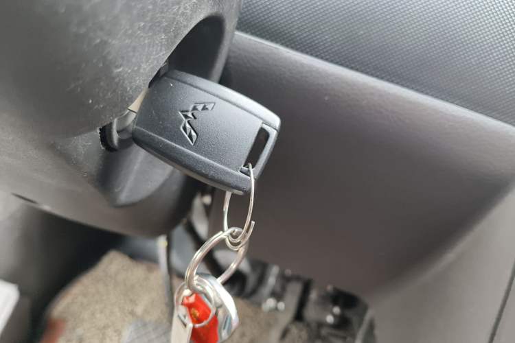 Used Wuling Rongguang EV 2022 Base Model Enclosed-Window Vehicle with 5 Seats Powered by Penghui Battery