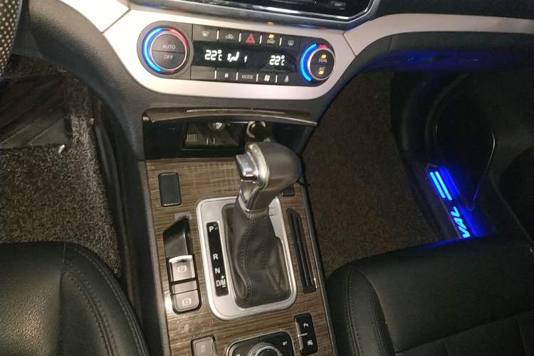 Used Haval H6 Coupe 2016 Blue Label 1.5T Automatic Two-Wheel Drive Elite Model Gear Lever