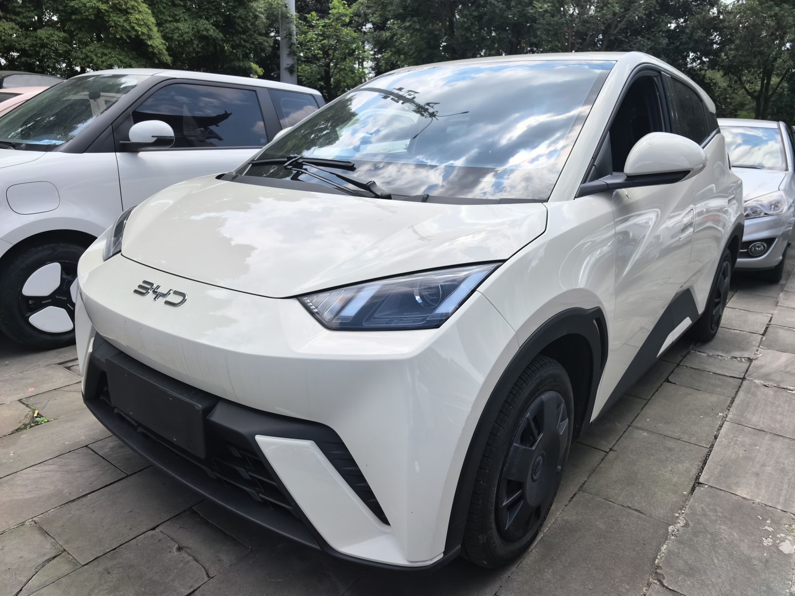 Под передней частью автомобиля