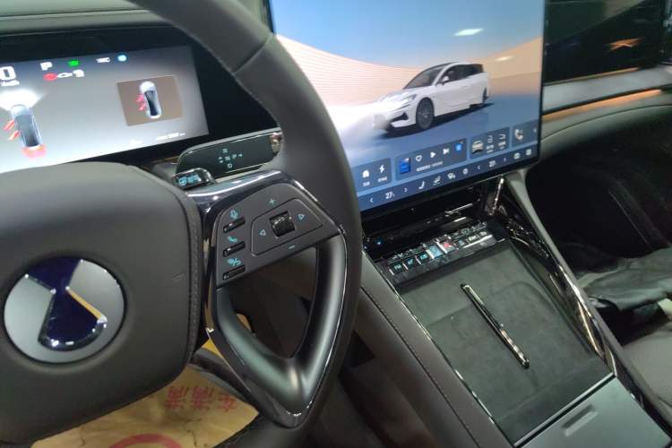 Used Denza Z9 2024 1100 km Four-Wheel Drive Max Version
