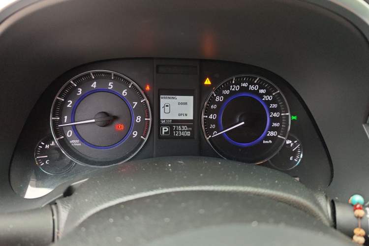 Used Infiniti QX70 2015 3.7L Shadow Edition Odometer Close Up