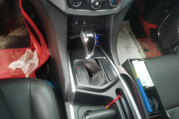 Used JMC Yusheng S350 2014 2.4T Automatic 2WD Diesel Luxury Version with Sunroof 7 Seats Gear Lever