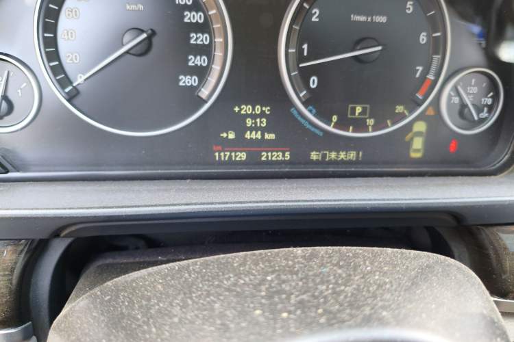 Used BMW 5 Series 2012 530Li Leading Model Odometer Close Up