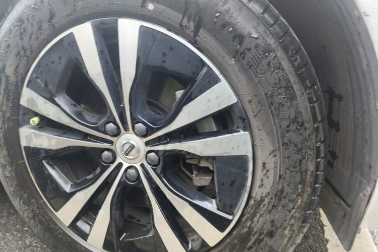 Used Volvo XC60 2024 B5 4x4 Smart Luxury Edition Right Front Wheel Hub