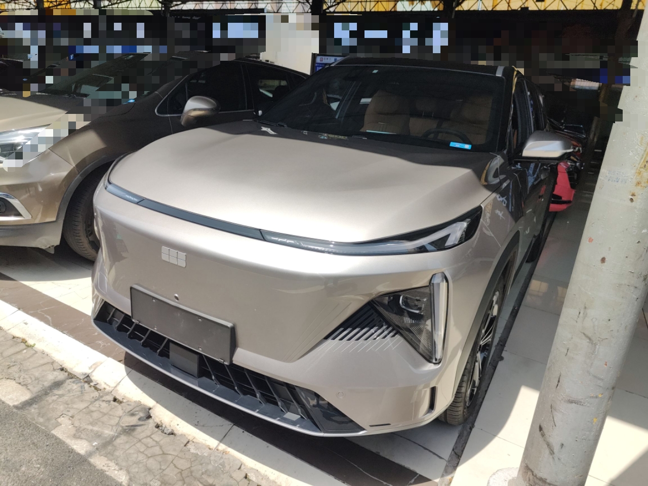 تحت مقدمة السيارة