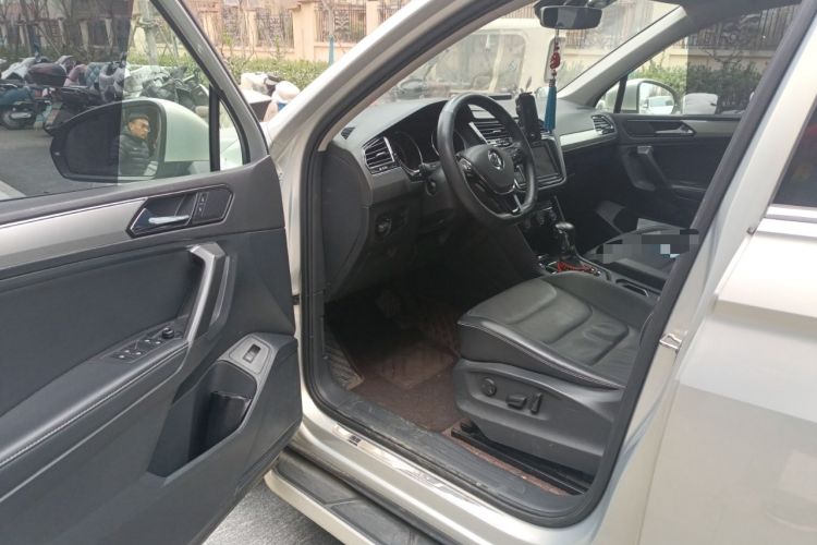 Used Volkswagen Tiguan L 2019 330TSI Automatic Two-Wheel Drive Smart Luxury Version China V Emission Standard
