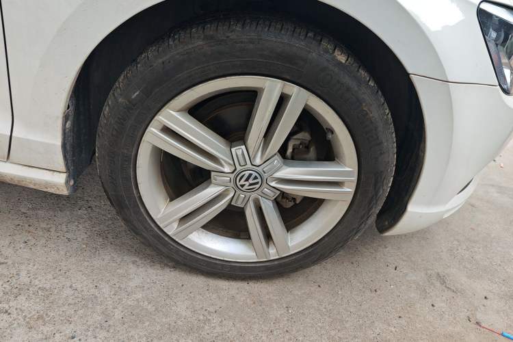 Used Volkswagen Lamando 2018 280TSI DSG Comfort Edition Right Front Wheel Hub
