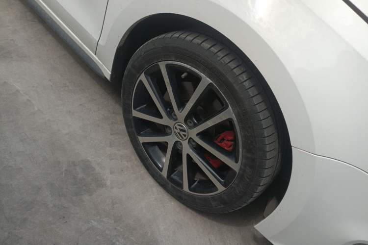 Used Volkswagen Sagitar 2013 2.0 TSI GLI Right Front Wheel Hub