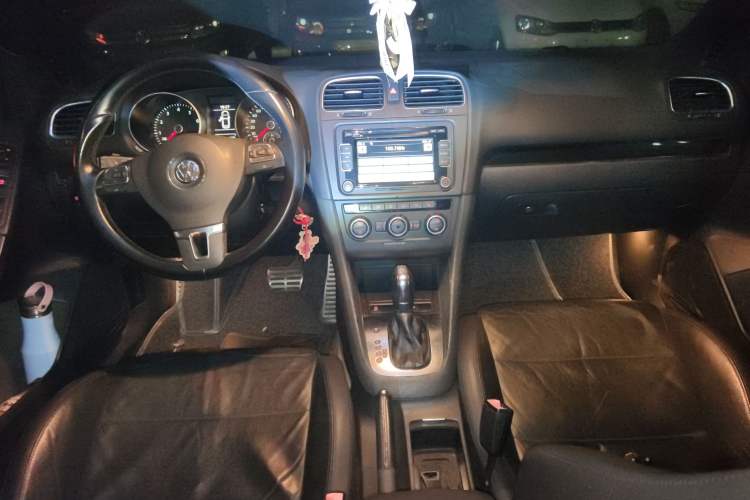 Used Volkswagen Golf 2012 1.4TSI Luxury Convertible Edition Center Console