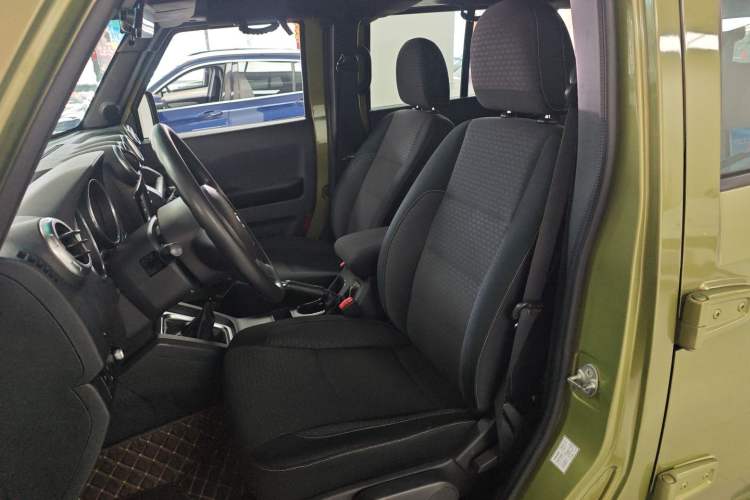 Used BAIC Off-Road BJ40 2016 40L 2.0T Manual Two-Wheel Drive Luxury Edition
