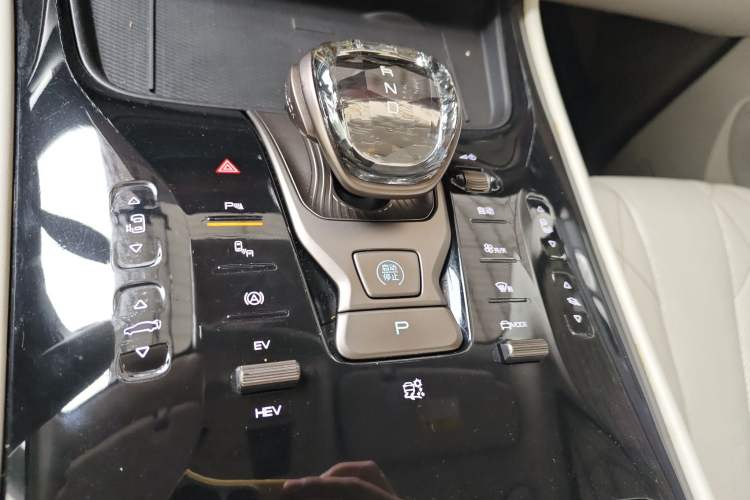 Used Denza D9 2022 DM-i 970 Four-Wheel Drive Prestige Model Gear Lever