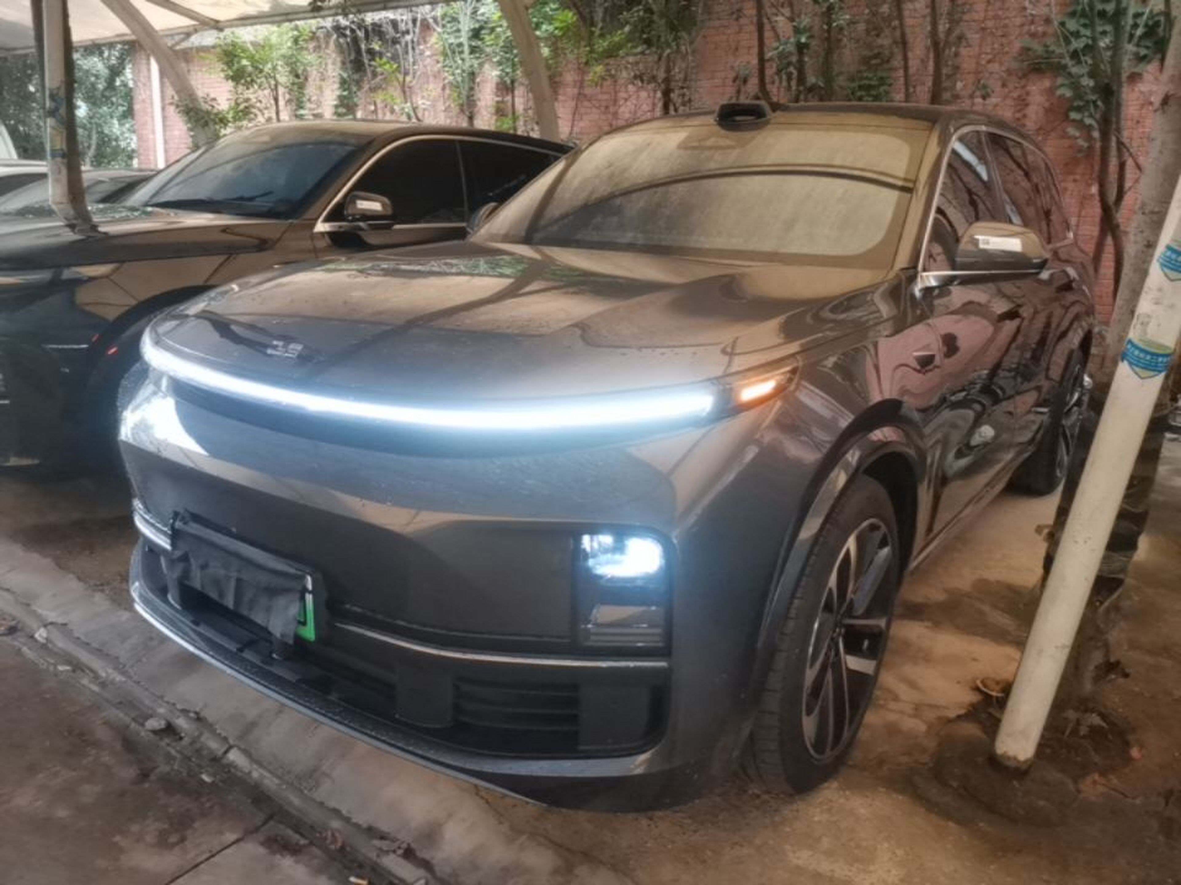 Под передней частью автомобиля