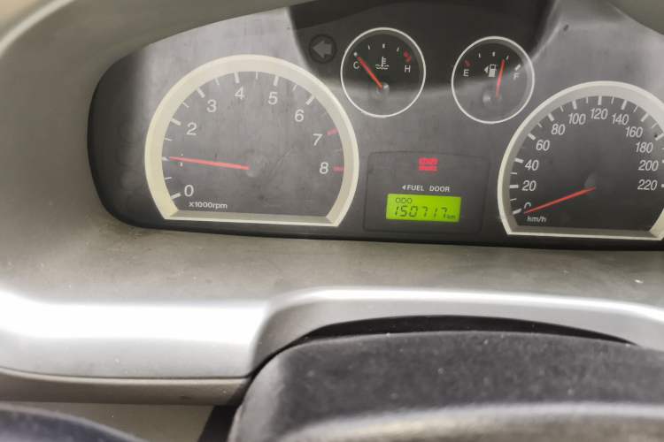 Used Huatai Santa Fe Classic 2012 2.0L Gasoline Manual Two-Wheel Drive with Sunroof Odometer Close Up