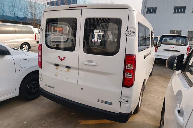 Used Wuling Yangguang 2024 300KM Comfort Version Passenger Van 75kW