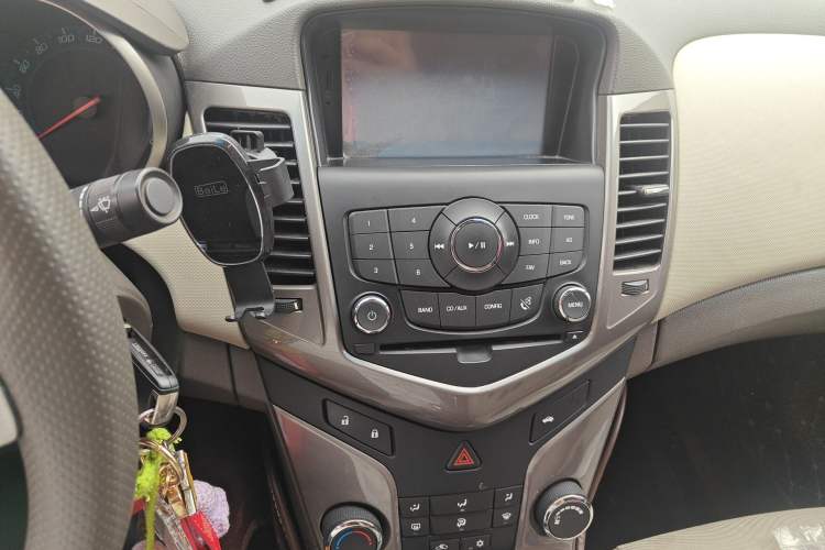 Used Chevrolet Cruze 2015 1.5L Classic SE MT Audio And AC Panel