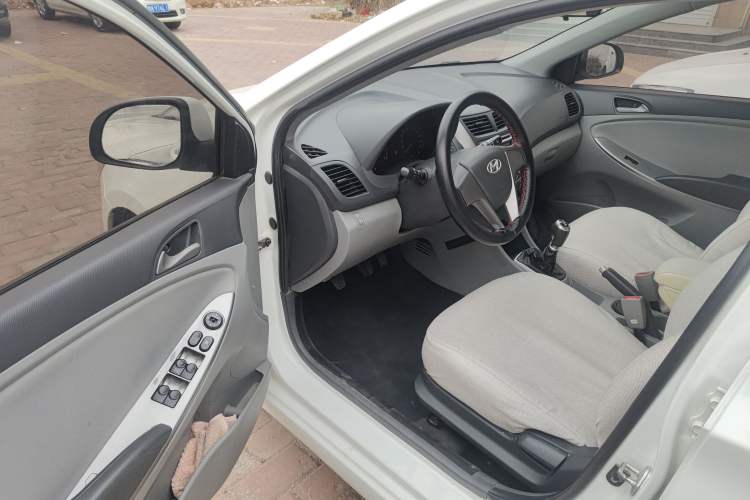 Used Hyundai Verna (older generation) 2014 1.4L Manual Smart GLS Trim