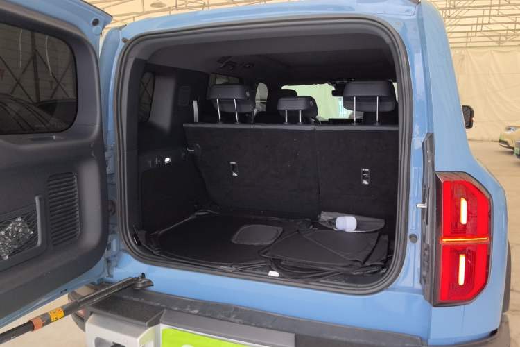 Used Formula Leopard 5 2023 Explore Edition Trunk