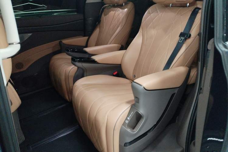 Used Denza D9 2022 DM-i 1040 Prestige Model
