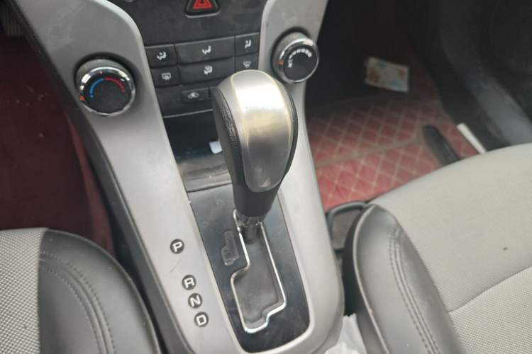 Used Chevrolet Cruze 2013 1.8L SE AT Gear Lever