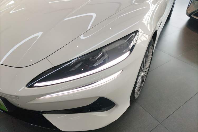 Used Denza Z9 2024 1100 km All-Wheel-Drive Ultra Version
